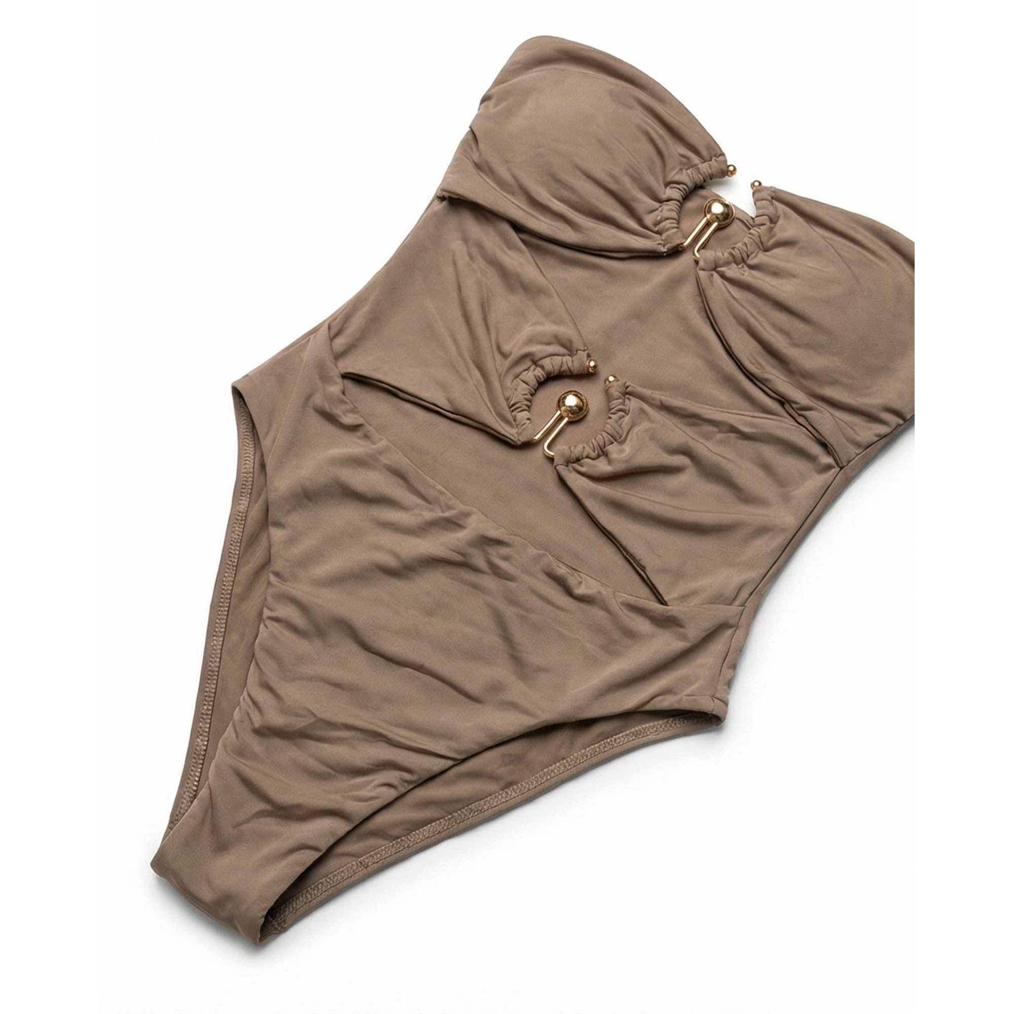 Aretes con detalles en visión de la marca Princessrio Valencia, con diseño elegante y acabado brillante.